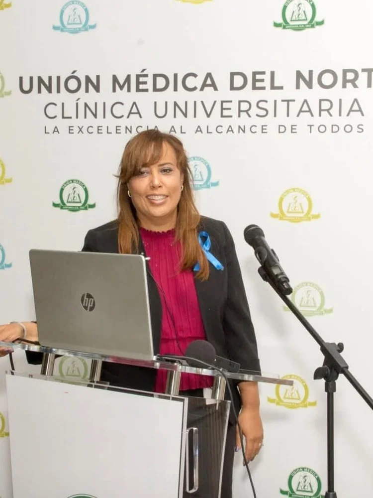 Dra. Verónica Lockward en el podio de la Clínica Unión Médica del Norte
